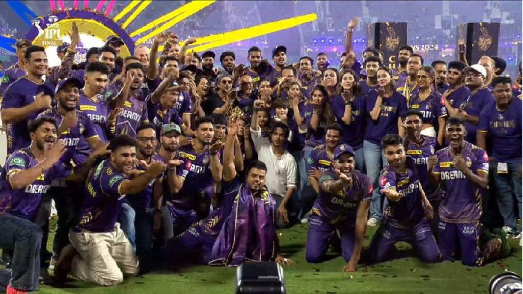 KKR and Shah Rukh Khan Flying Kiss Celebration with IPL Trophy Video viral