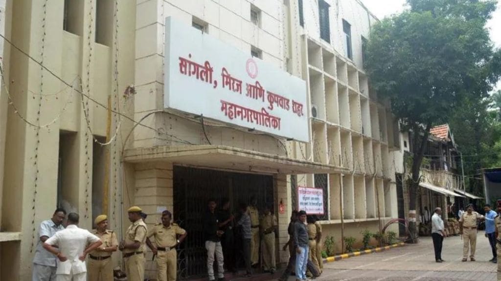 Two officers of Sangli Municipal Corporation fined for delaying meeting