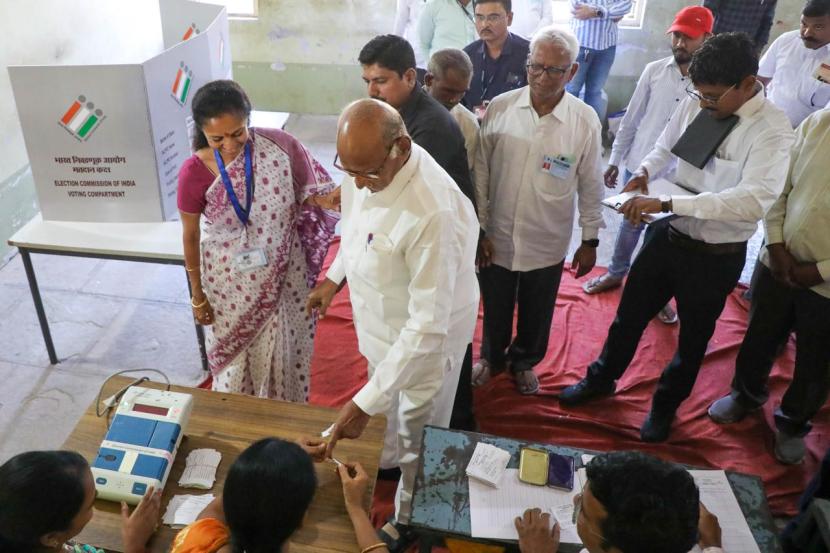 Baramati voting photos