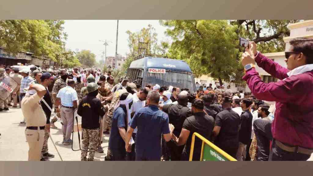 buldhana, Stone pelting in two groups of BJP, police lathicharge, Stone pelting, No Confidence Motion, Malkapur Bazaar Committee,