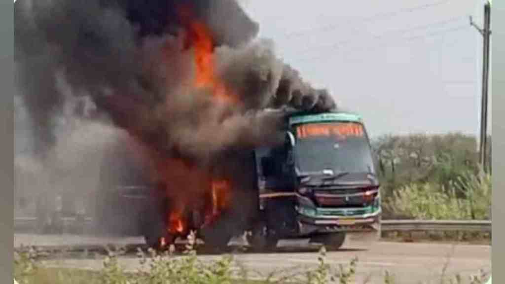buldhana, Devotees Bus Catches Fire, During Chardham Yatra , Madhya Pradesh, 30 Passengers Escape Unharmed, bus fire news, Devotees Bus Catches Fire in Madhya Pradesh, buldhana news,