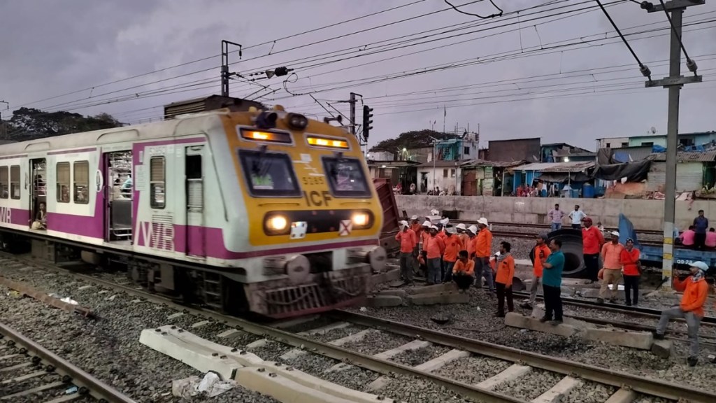 palghar train derailed marathi news