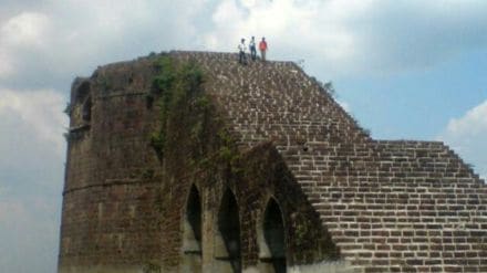 newlywed women dies after falling from a fort tower while taking selfie