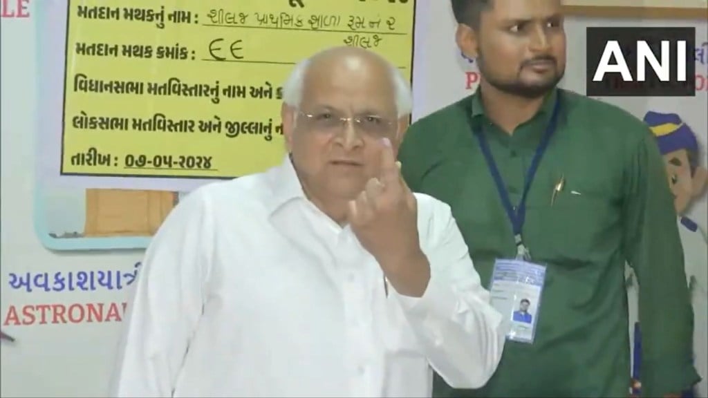 Gujarat Lok Sabha Election 2024 Leaders Voting Photos: While voting is going on for 25 Lok Sabha seats of Gujarat, the veteran leaders of BJP Congress are voting with their families, so who voted from where.