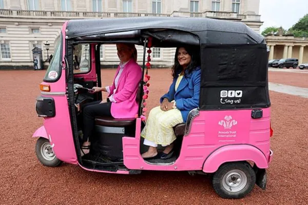 Arti, Amal Clooney Women's Empowerment Award winner, sits inside a pink rickshaw during a reception for the winners of The 20th Prince's Trust Awards, at Buckingham Palace, London, Britain (REUTERS Photo)