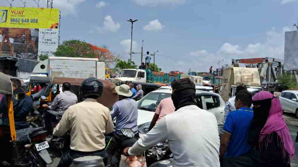 Traffic Jams, Traffic Jams in Kalyan City, Kalyan City, Traffic Jams Cause Daily Struggles for Commuters in kalyan, kalyan news, traffic jam news, marathi news,