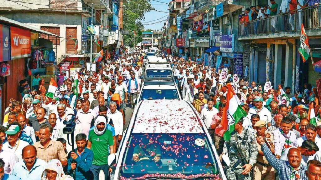 हमीरपूर लोकसभा मतदारसंघात प्रियंका गांधी-वढेरा यांच्या रोड शोला झालेली गर्दी.