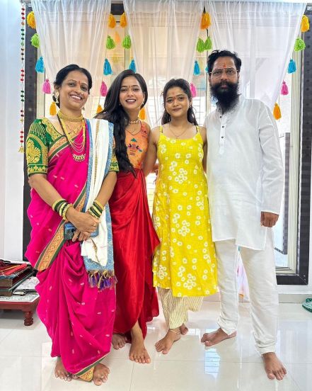 shivali parab shared photos with parents