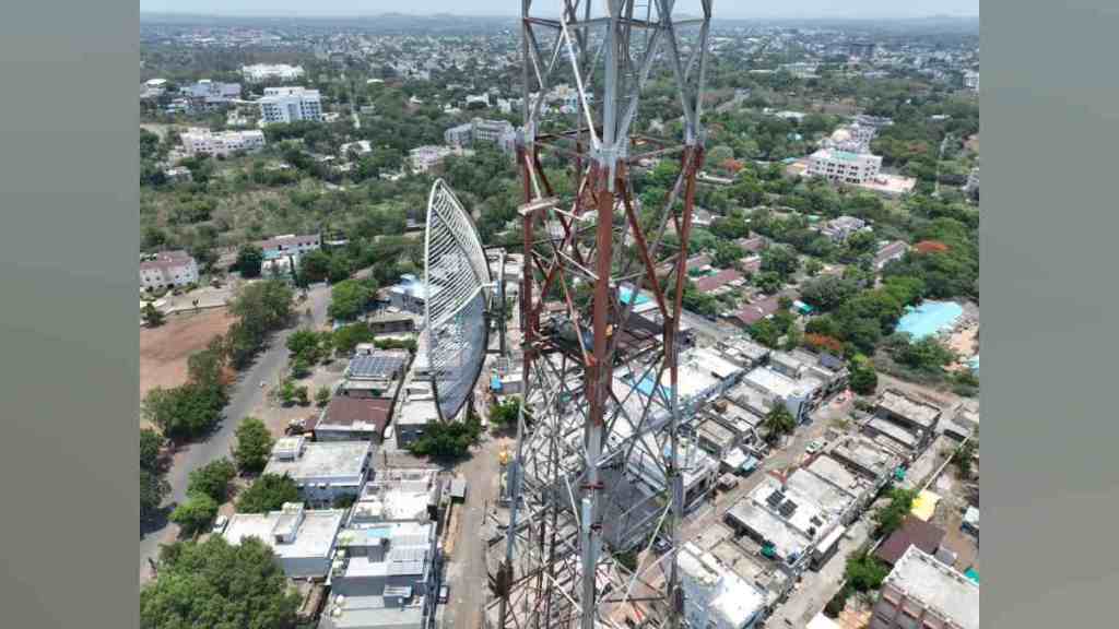 Drunken Man, Drunken Man Rescued from BSNL Tower, Man Rescued from BSNL Tower in Yavatmal, Climbing for Cool Air,