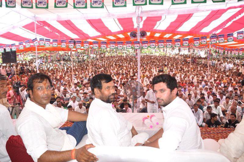 chirag paswan with ramvilas paswan father