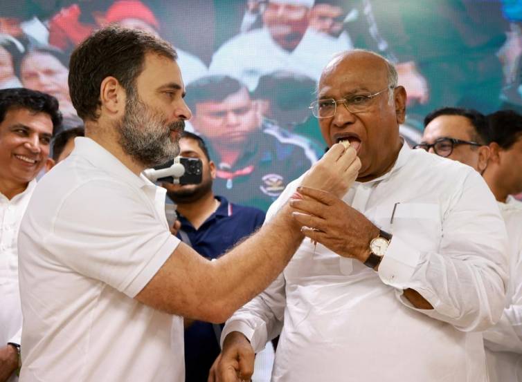 rahul gandhi with mallikarjun kharge