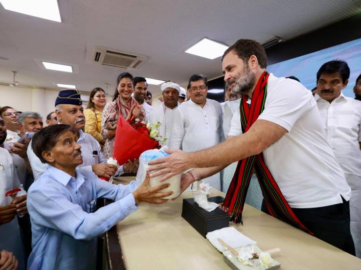 rahul gandhi with party workers