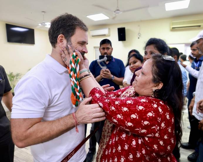 rahul gandhi with party workers