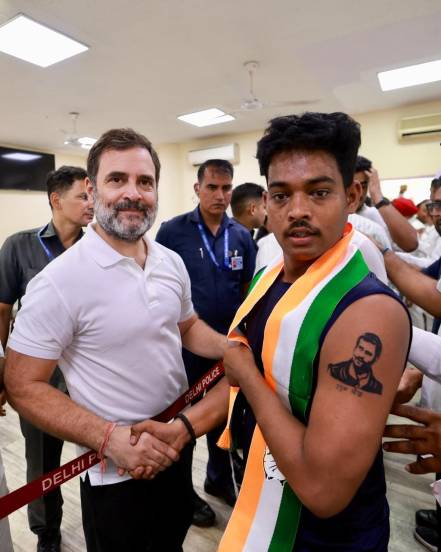 rahul gandhi with fan 