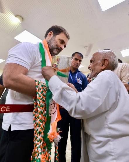 rahul gandhi with party workers