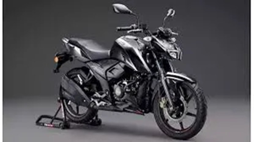 कंपनीने नवीन RTR 160 4V ब्लॅक एडिशनची एक्स-शोरूम किंमत १.२५ लाख रुपये ठेवली आहे. तसेच RTR 160 ब्लॅक एडिशनची एक्स-शोरूम किंमत १.२० लाख रुपये ठेवण्यात आली आहे. (Photos: financialexpress)