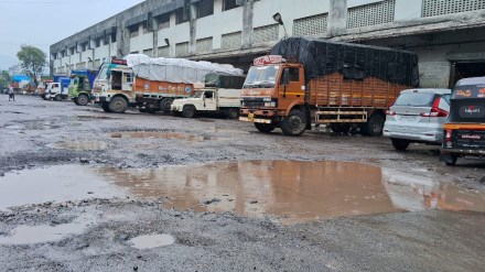 Vehicular traffic was obstructed due to stones falling in the inner part of APMC grain market in Vashi