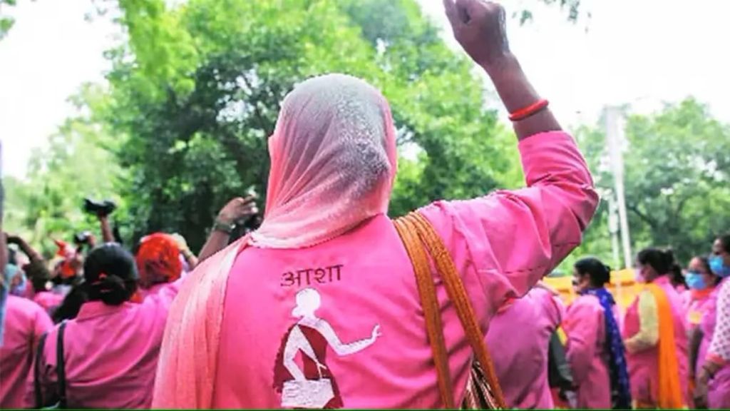 Asha Sevika are Aggressive strong protests at Azad Maidan for the third day in row