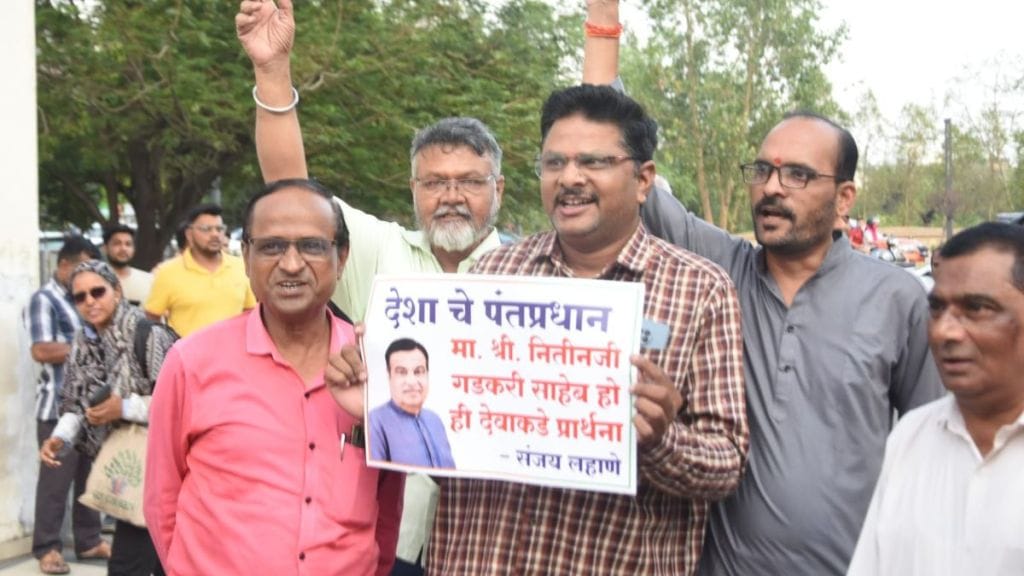 Make Nitin Gadkari Prime Minister workers deamad in front of gadkari residence