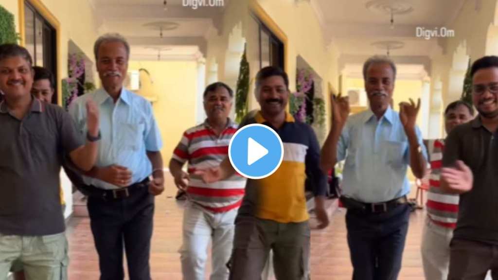 A beautiful dance by the men on the gulabi sadi song