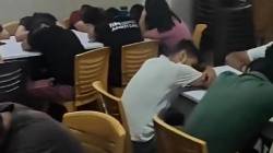 विद्यार्थ्यांनी वसतिगृहाच्या मेसमध्ये झोपून केलं अनोखं आंदोलन; Video सोशल मीडियावर व्हायरल