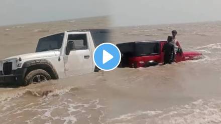 youngsters are seen standing in the sea with two Mahindra Thar vehicles to make an Instagram reel after rescued by the locals
