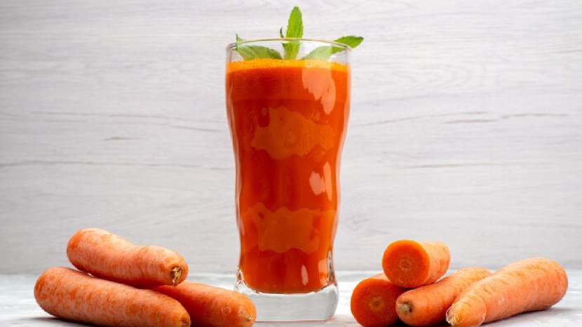 Carrot Smoothie Recipe In Marathi : उन्हाळ्याच्या हंगामात, बर्‍याच लोकांना सनबर्नची समस्या उद्भवते, ही स्मुदी त्यांच्यासाठी खूप फायदेशीर आहे. त्यात भरपूर जीवनसत्त्वे आणि खनिजे असतात, जे शरीराच्या विषाक्त पदार्थांना बाहेर टाकण्याचे काम करतात. चला तर मग पाहूयात घरच्या घरी कशाप्रकारे हेल्दी स्मुदी तयार करायची.
