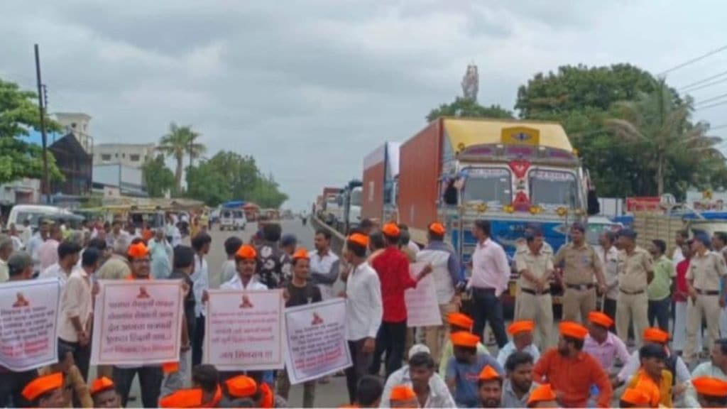 Road Roko Andolan by Hindutva organizations in Solapur