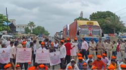 हिंदुत्ववादी संघटनांचे सोलापुरात रास्ता रोको आंदोलन