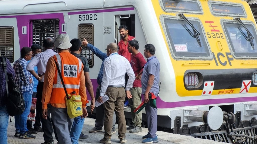 Thane, Railway traffic, platform,