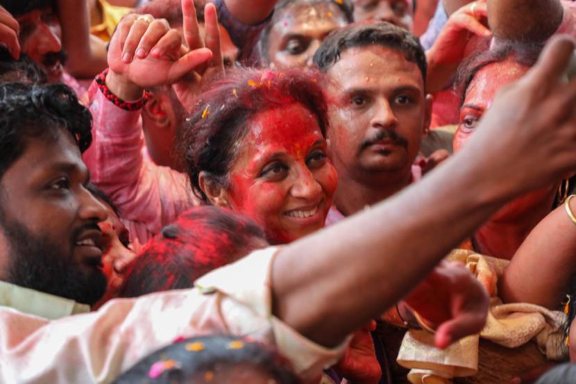 Supporters given a warm welcome to Newly elected Baramati MP Supriya Sule