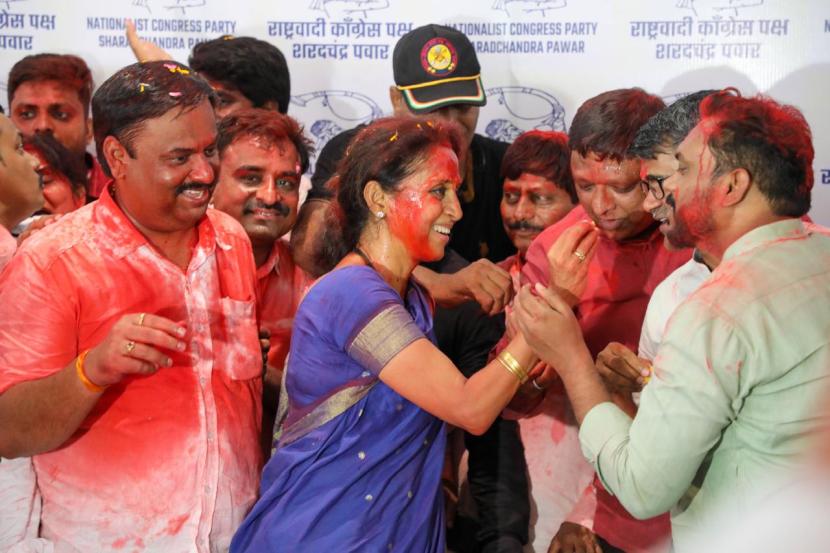 Supporters given a warm welcome to Newly elected Baramati MP Supriya Sule