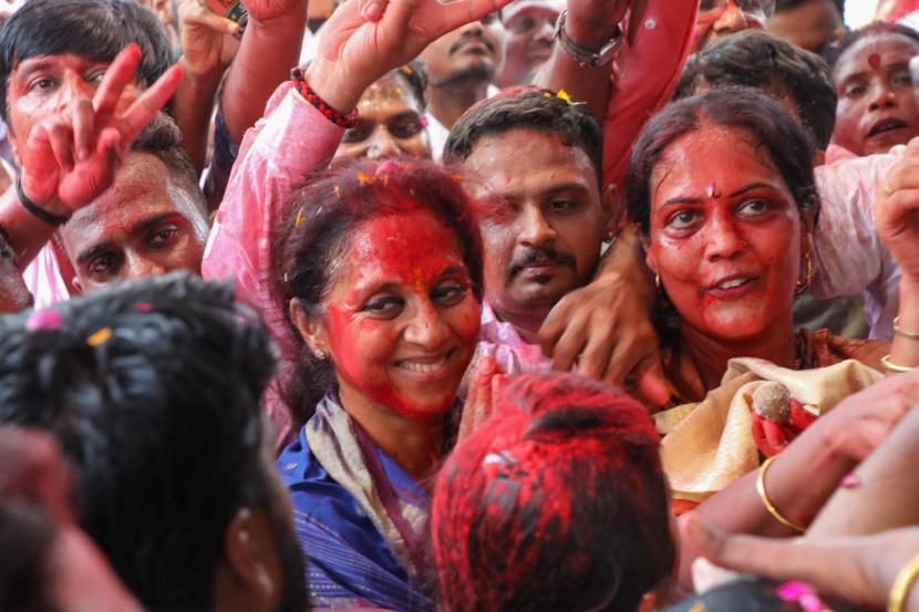 Supporters given a warm welcome to Newly elected Baramati MP Supriya Sule