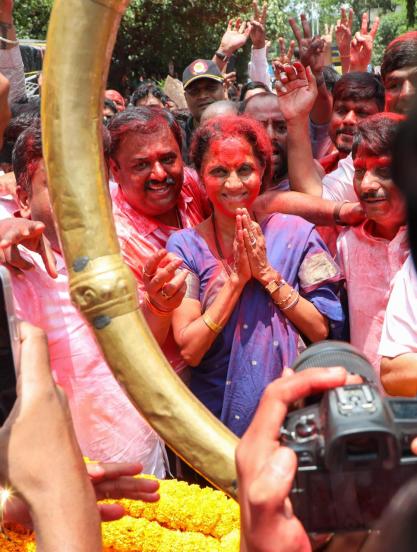 Supporters given a warm welcome to Newly elected Baramati MP Supriya Sule