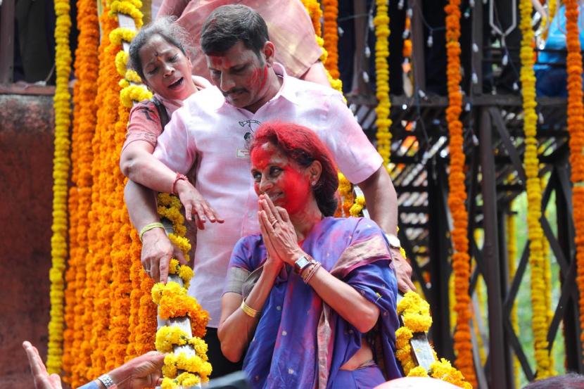 Supporters given a warm welcome to Newly elected Baramati MP Supriya Sule