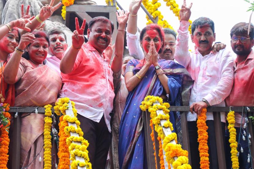 Supporters given a warm welcome to Newly elected Baramati MP Supriya Sule