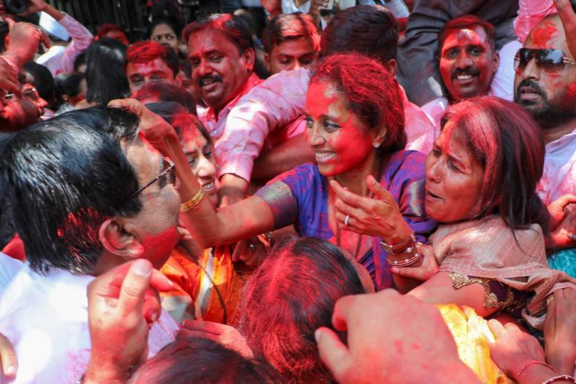 Supporters given a warm welcome to Newly elected Baramati MP Supriya Sule