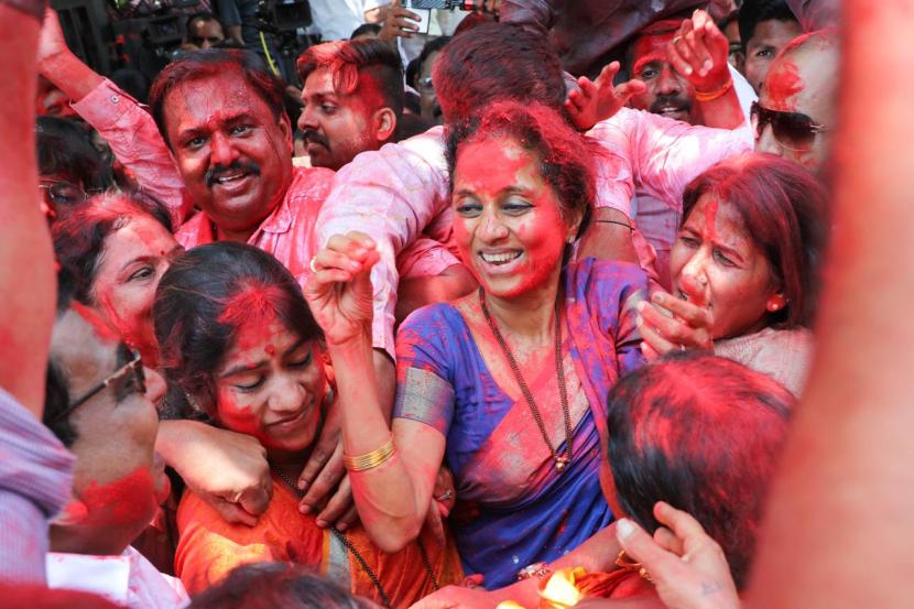 Supporters given a warm welcome to Newly elected Baramati MP Supriya Sule