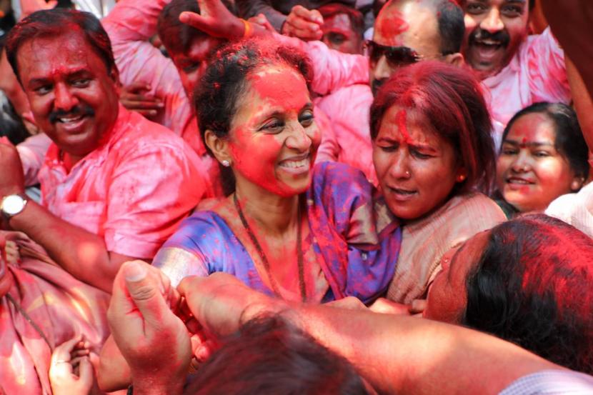 Supporters given a warm welcome to Newly elected Baramati MP Supriya Sule