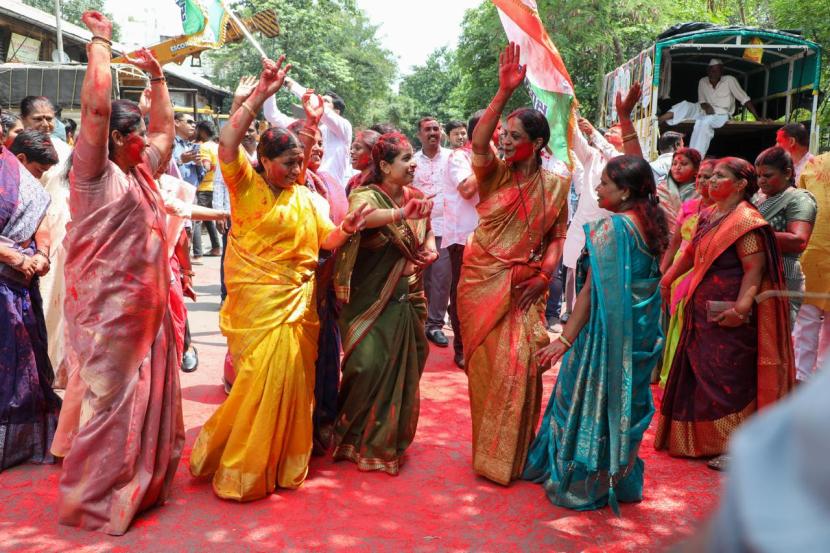 Supporters given a warm welcome to Newly elected Baramati MP Supriya Sule