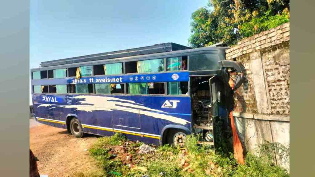 Gondia Bus Accident, One Dead 17 Injured in gondia accident, Private Travel Bus Crashes, Gondia Goregaon Highway, accident news, gondia news,