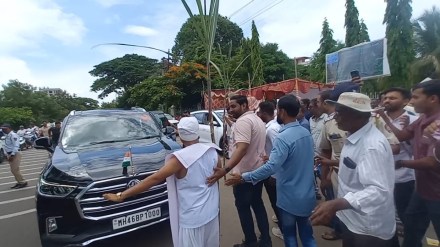 protesters stopped guardian minister car demanding to cancel shaktipeeth highway