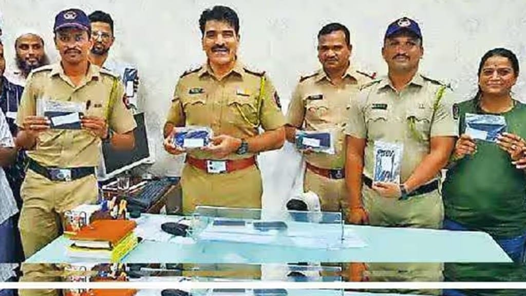 kopar khairane police Mobile returned marathi news
