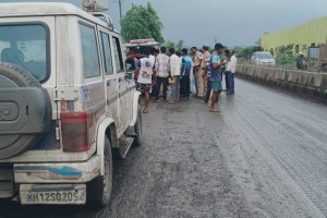 ent marathi news, Speeding trailer crushes school children marathi news