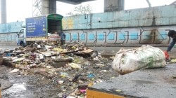 मुंबई: कचरा आणि साचलेल्या पाण्यातून मानखूर्दवासियांची पायपीट, वारंवार तक्रारी करूनही पालिकेचे दुर्लक्ष