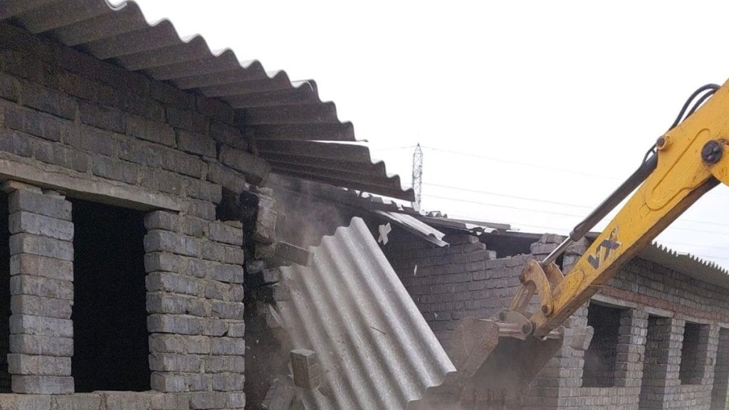 Dombivli illegal chawls demolished
