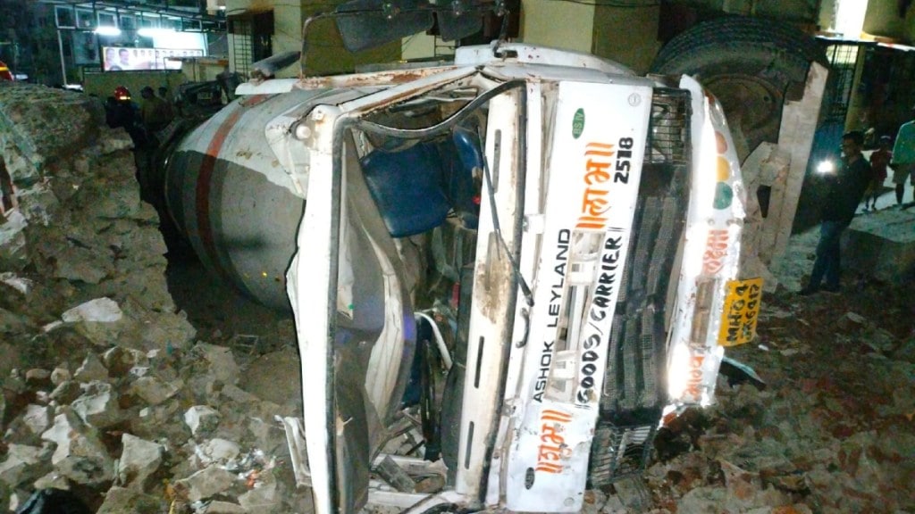 cement mixer truck overturn in mumbra