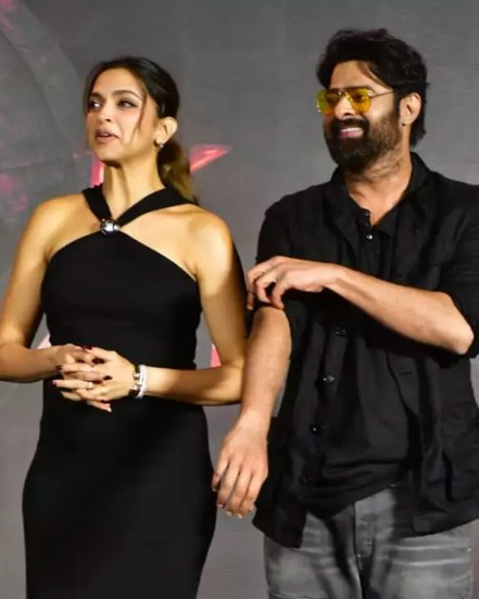 Deepika padukone black dress worth crores know the price of each and evry jewellery and outfit