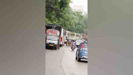 Tourist buses and trucks parking on Dombivli Gymkhana Road, Dombivli Gymkhana Road, traffic jams on Dombivli Gymkhana Road, Dombivli news,
