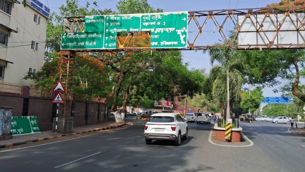 sheet metal on Nashik Municipal Corporations signboards in dangerous condition